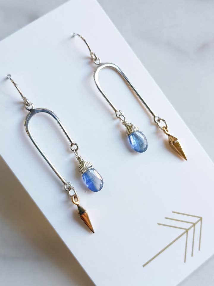 Boucles d'oreilles asymétriques en forme d'arc et de pointe en argent sterling avec pierres précieuses pour la vente par CARO DESIGNS