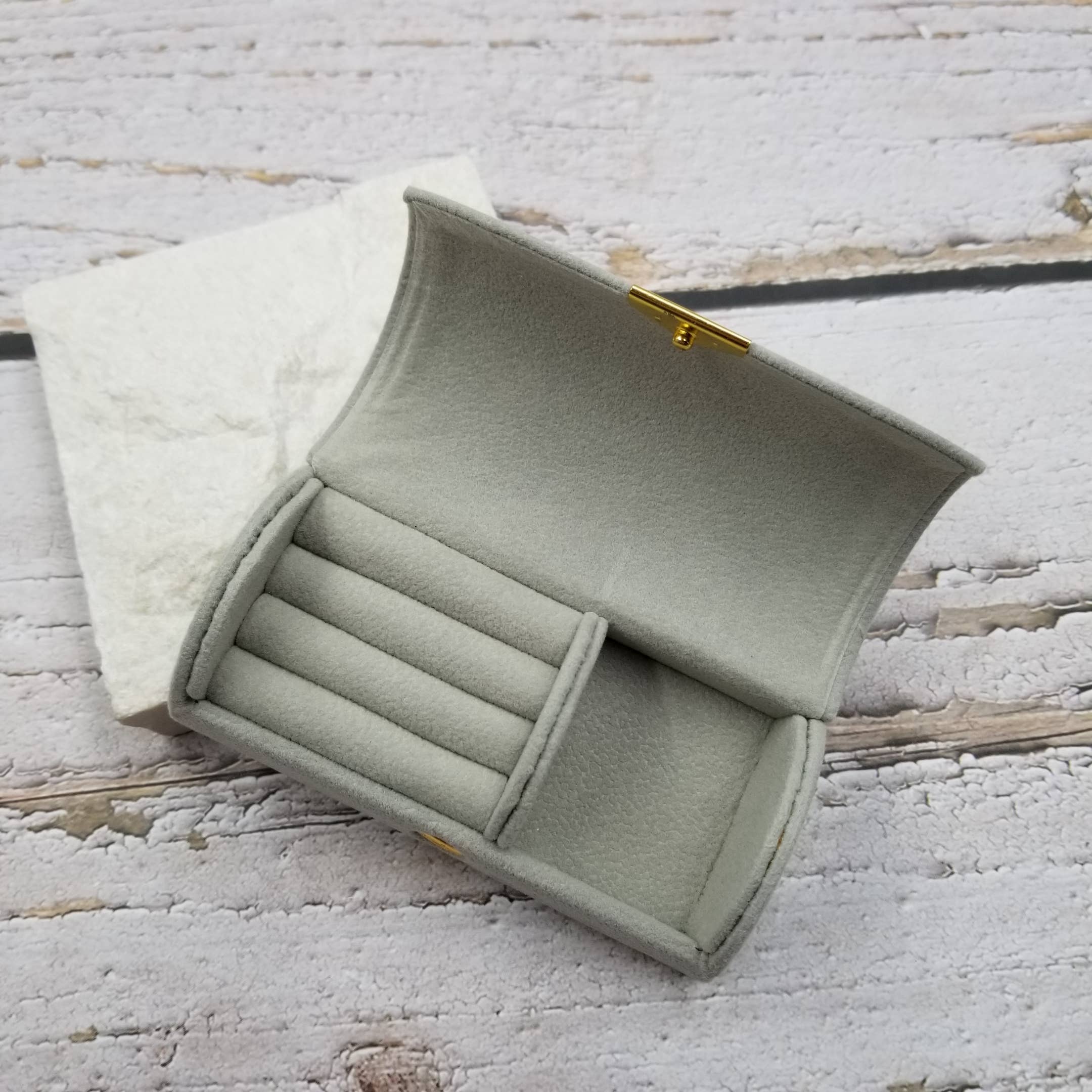 Treasure Wholesale – wholesale Jewellery box/organiser – Portable For Granular Velvet Jewelry Box3