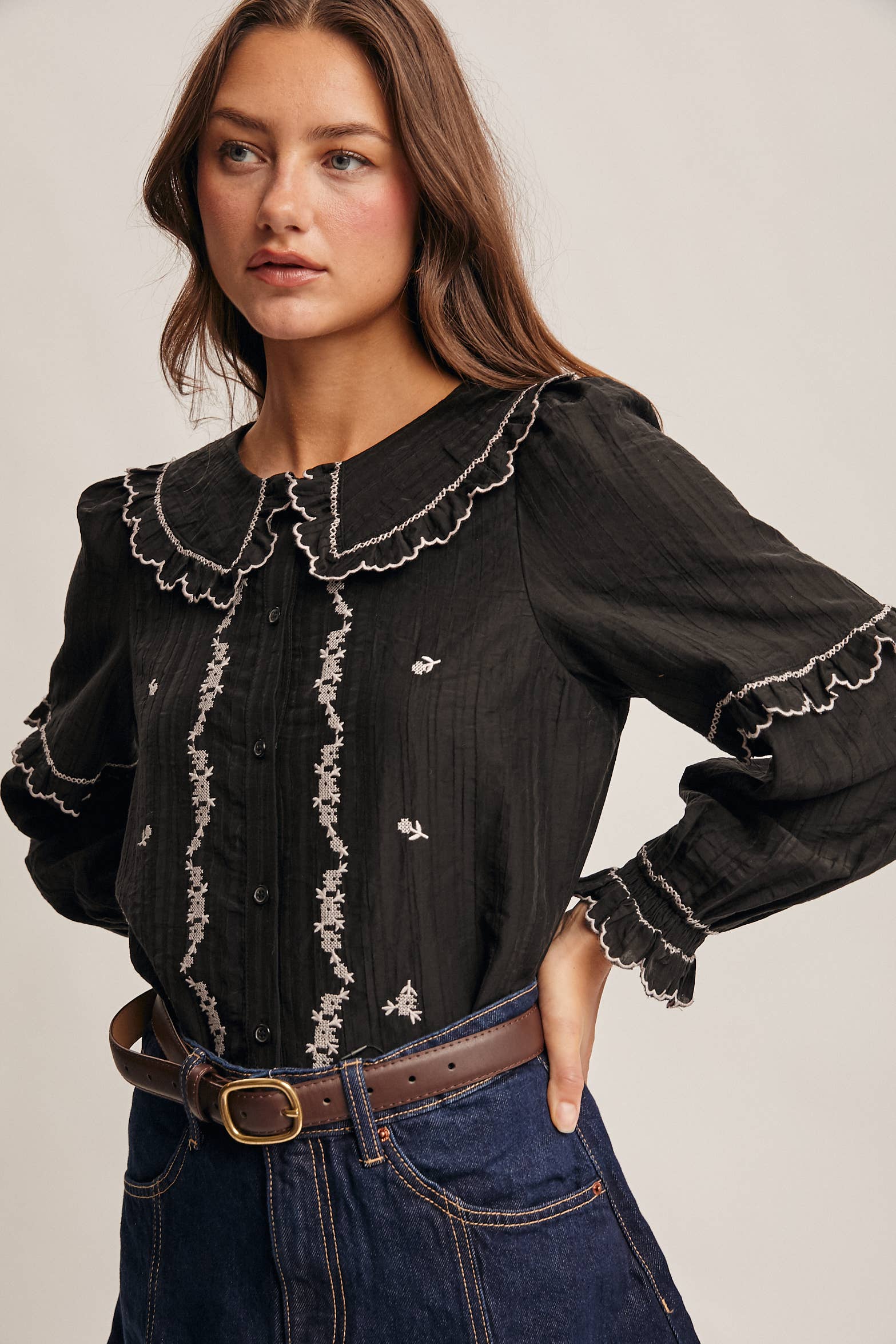 Forte – wholesale Blus - Dam – Broderad blus i bomull med volangkrage FT000330