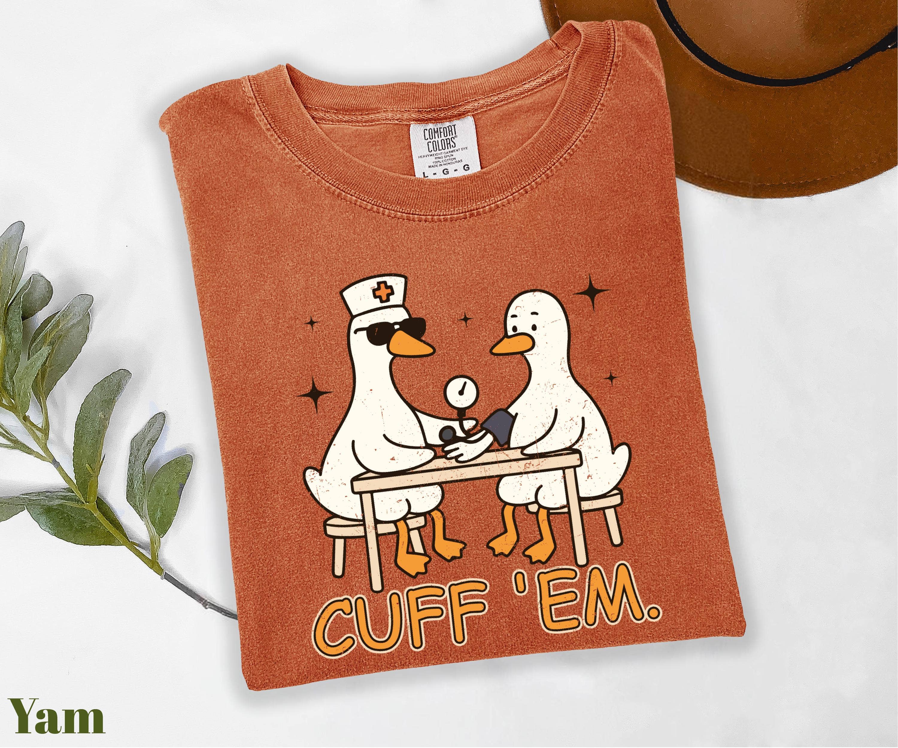 Glaime - Vendita all'ingrosso Maglietta stampata - Donna - Maglietta Comfort Colors "Cuff Em", Felpa Divertente con Oca