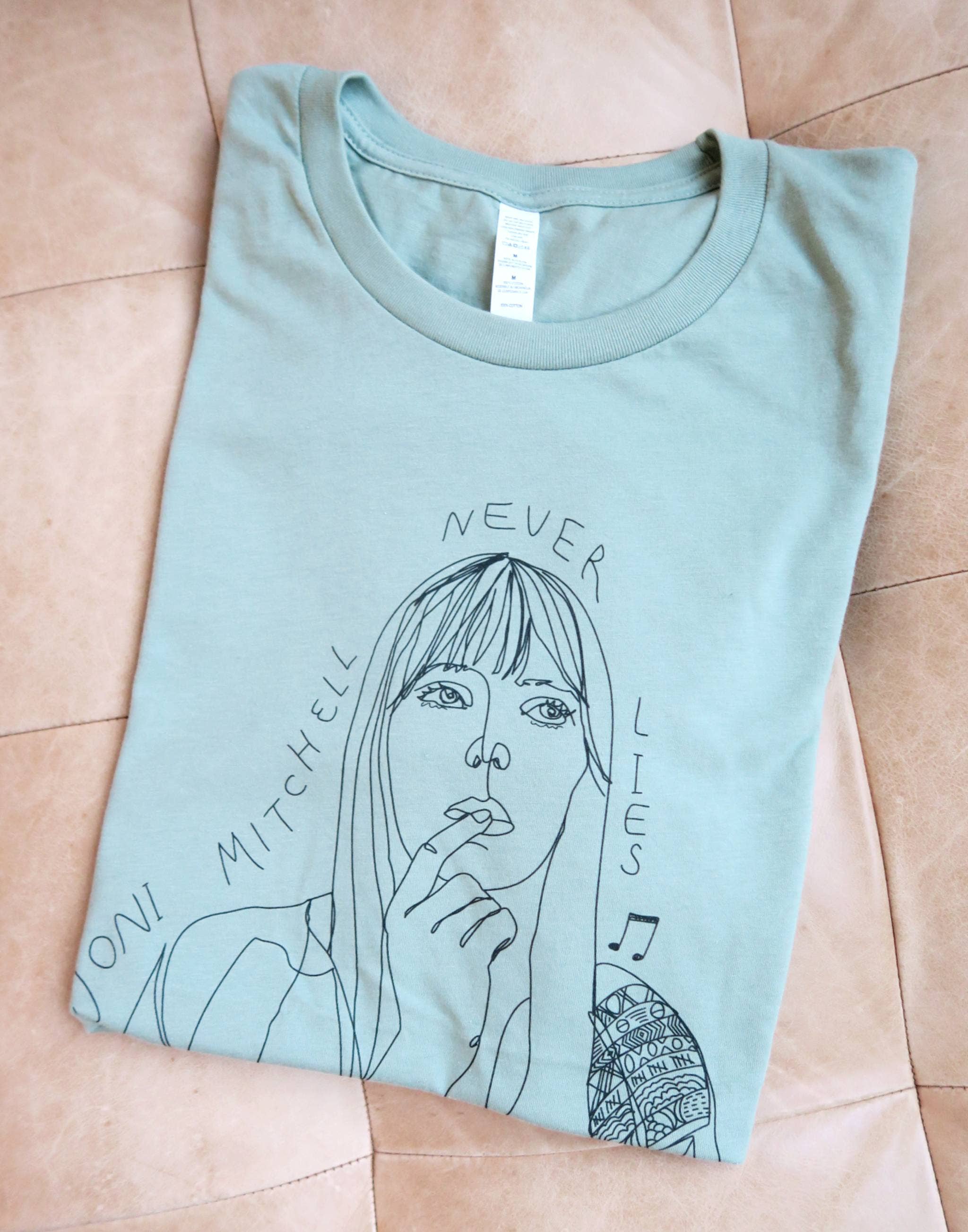 Joseph + Sue - Vente T-shirt sérigraphié – femme - T-shirt "Joni Never Lies"1