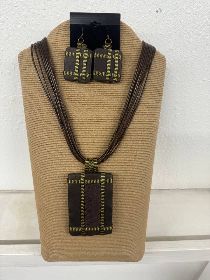 9-STRÄNGIGES BRAUNES WACHSKORDEL MIT BRAUNEM UND GOLDENEM RECHTECKIGEM STIFT für den Großhandel von International Duru's