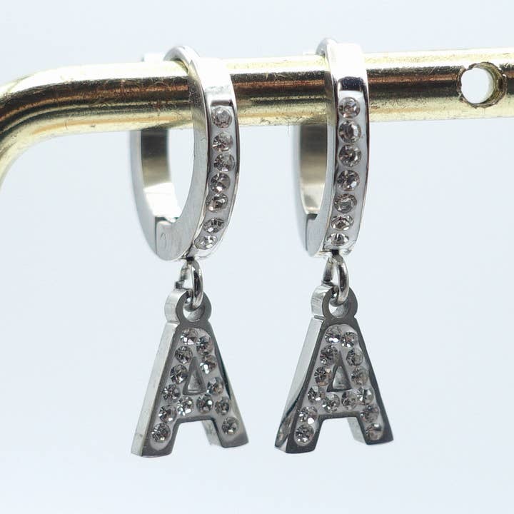 Daemon srls - Wholesale Huggie Earrings - ORECCHINI INIZIALI IN ZIRCONIA ~ ACCIAIO INOSSIDABILE ARGENTO - Mini orecchini a cerchio con iniziali in zirconi4
