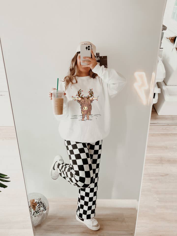 Gunpowder and lace wholesale - Wholesale Sweatshirt - Women's - Christmas lights highland cow design on tee or sweatshirt CASEY DROPSHIP