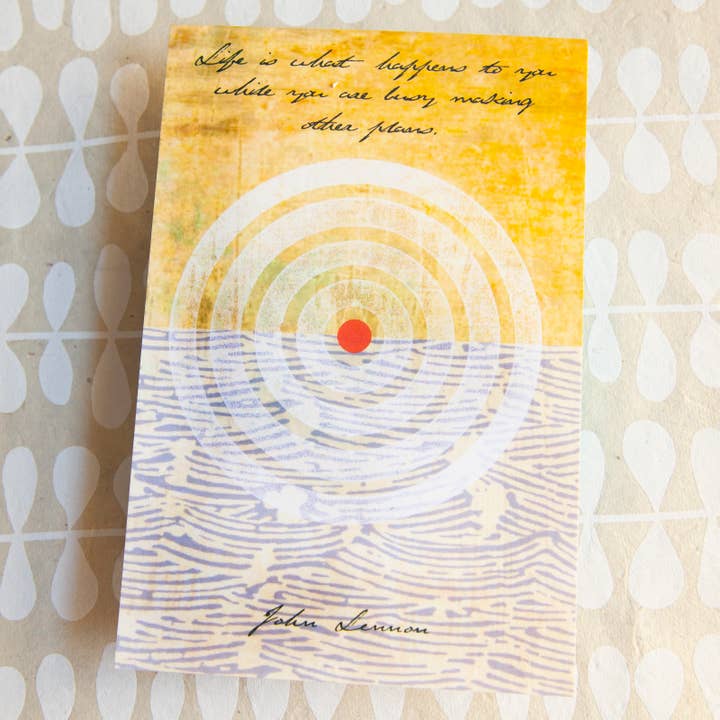 A vida é o que acontece com você quando você está ocupado fazendo... por atacado de Banter by Greely Creative