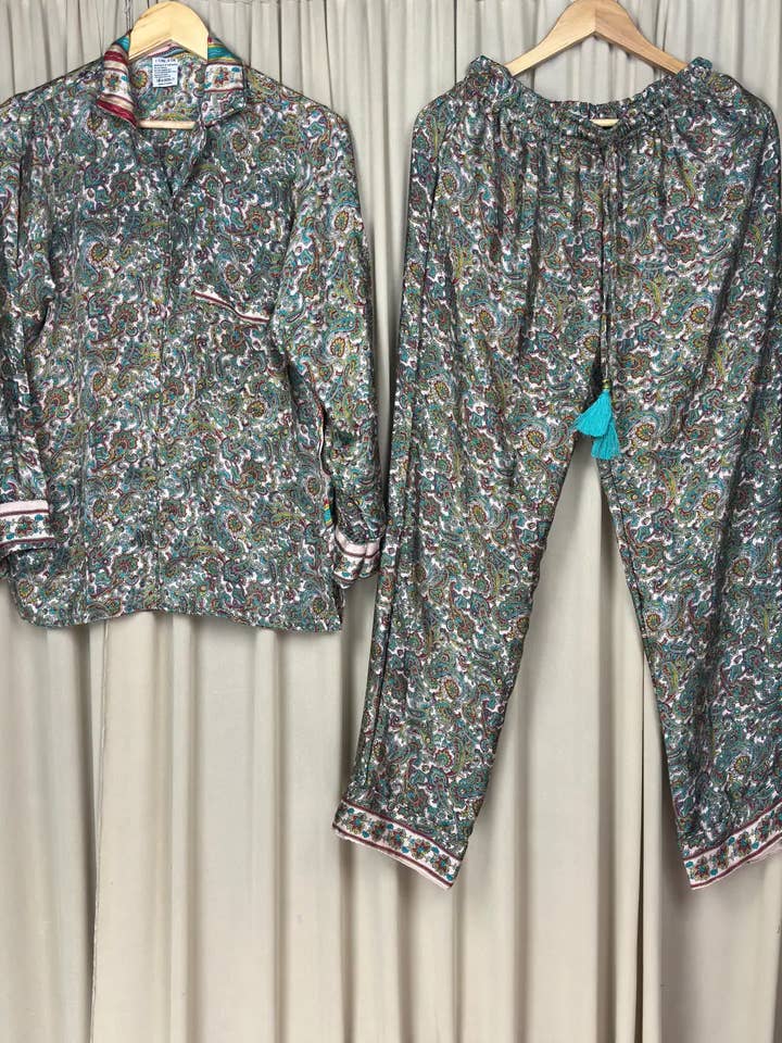 Set Pigiama in Seta Riciclata, Pigiama da Casa in Seta, Taglia L / XL per la vendita all'ingrosso da parte di The Eastern Loom