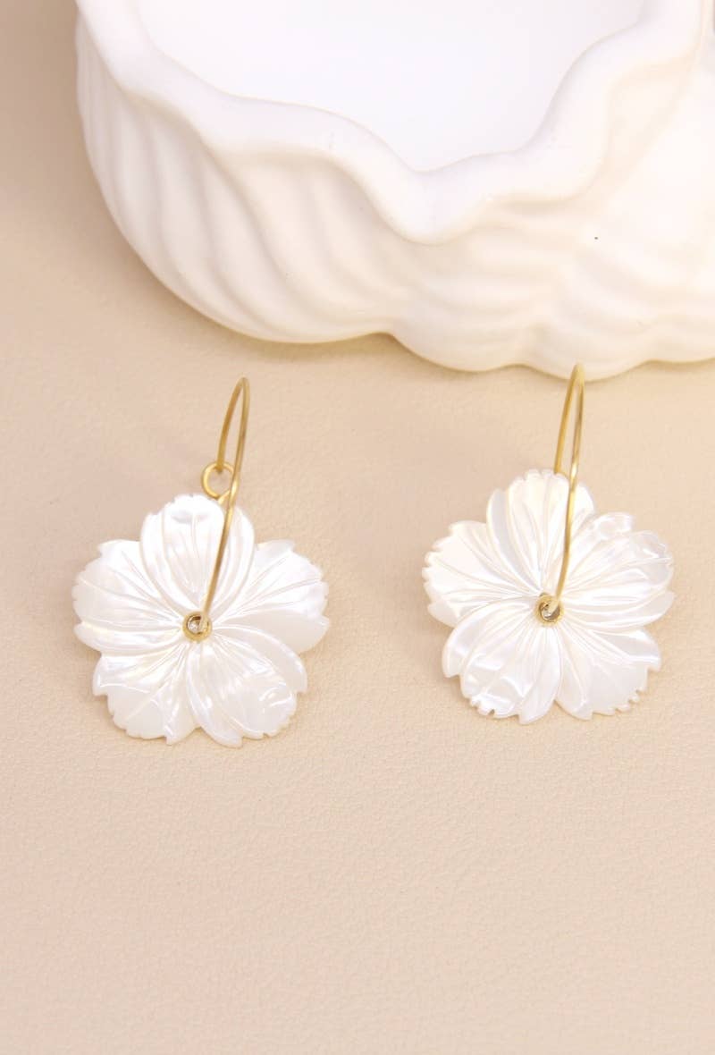 bianco Orecchini a fiore in madreperla con acciaio inox in vendita all'ingrosso su Faire1