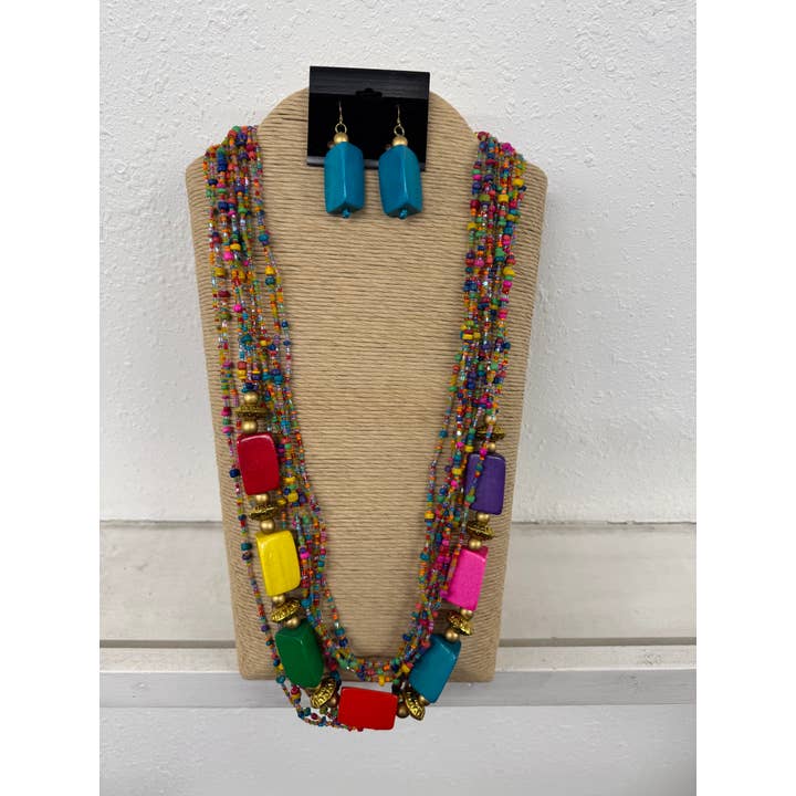 11 STRENGEN MULTIKLEURIGE ZAADKRALEN MET MULTIKLEURIGE HOUTEN KETTING voor wholesale door International Duru's