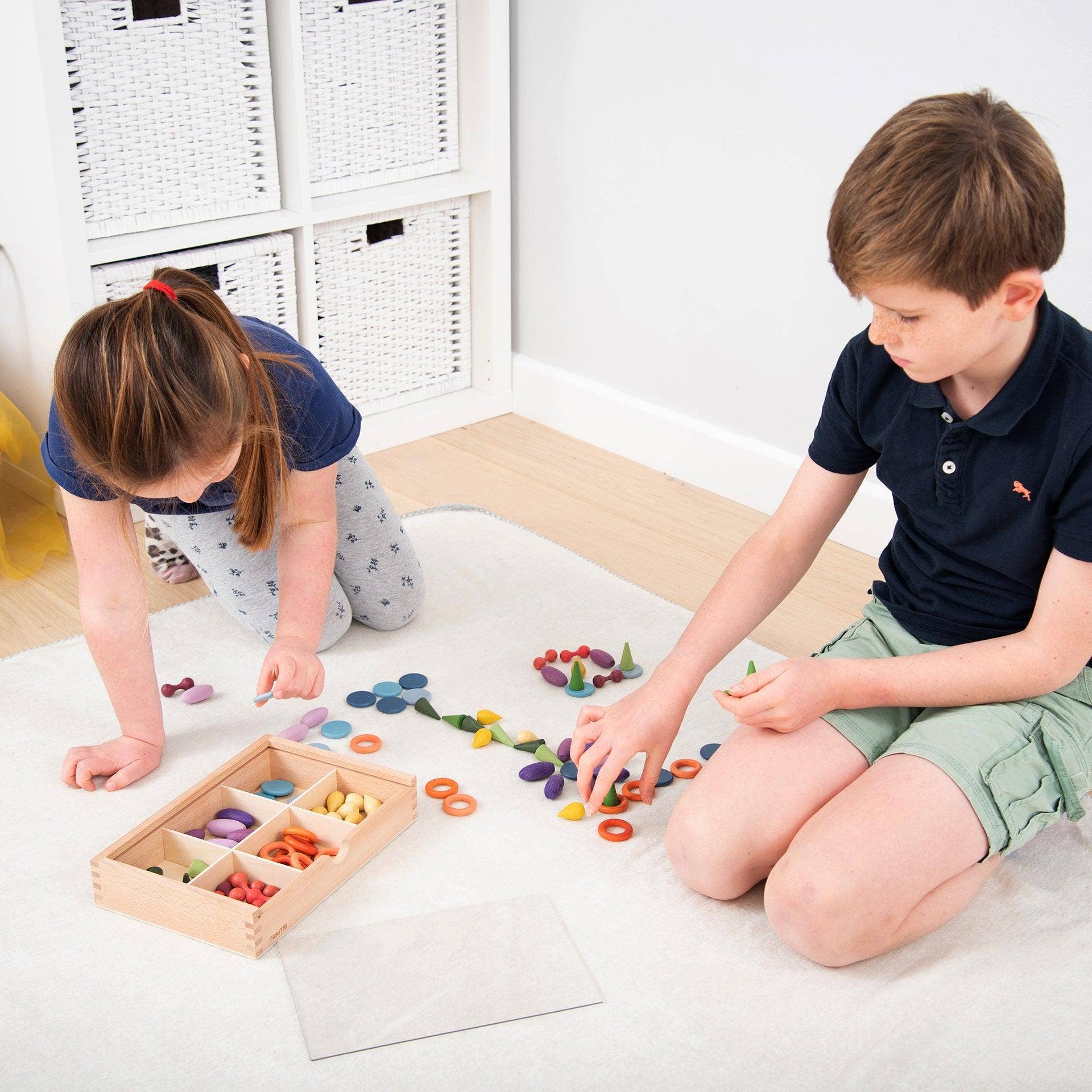 Commotion (Europe) BV - Vendita all'ingrosso Giocattolo in legno - Bambini - Set di Tesori in Legno con Vassoio di Ordinamento - Pk1093