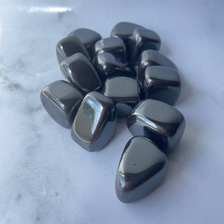 Pietre burattate in ematite 1,8-2,5 cm per la vendita all'ingrosso da parte di Tsuchi Crystals