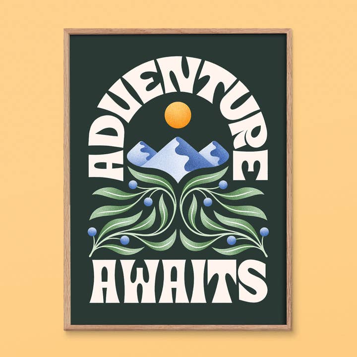 Adventure Awaits | Kunstdruk | Woondecoratie | Buitenshuis en natuur voor wholesale door Julie Solvstrom Illustration