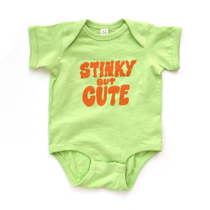 Stinkiger, aber süßer Babystrampler für den Großhandel von Frog & Toad Press