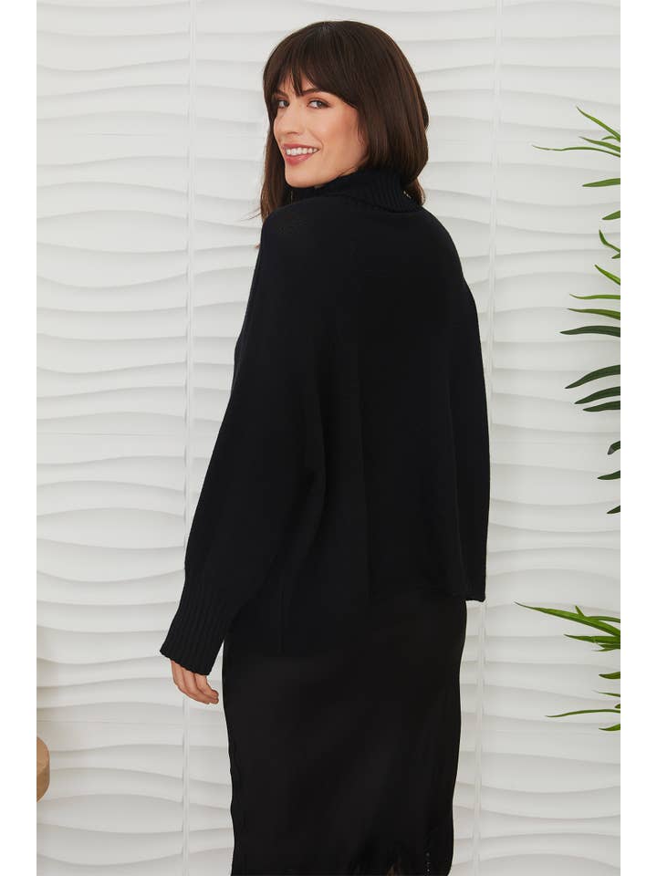 Nero MAGLIONE IN MAGLIA A COLLO ALTO DRAPPEGGIATO (7097-NERO) in vendita all'ingrosso su Faire6