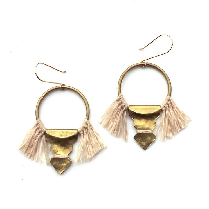 Orecchini a cerchio in ottone con nappine in lino tinte a mano per la vendita all'ingrosso da parte di LUNASOL