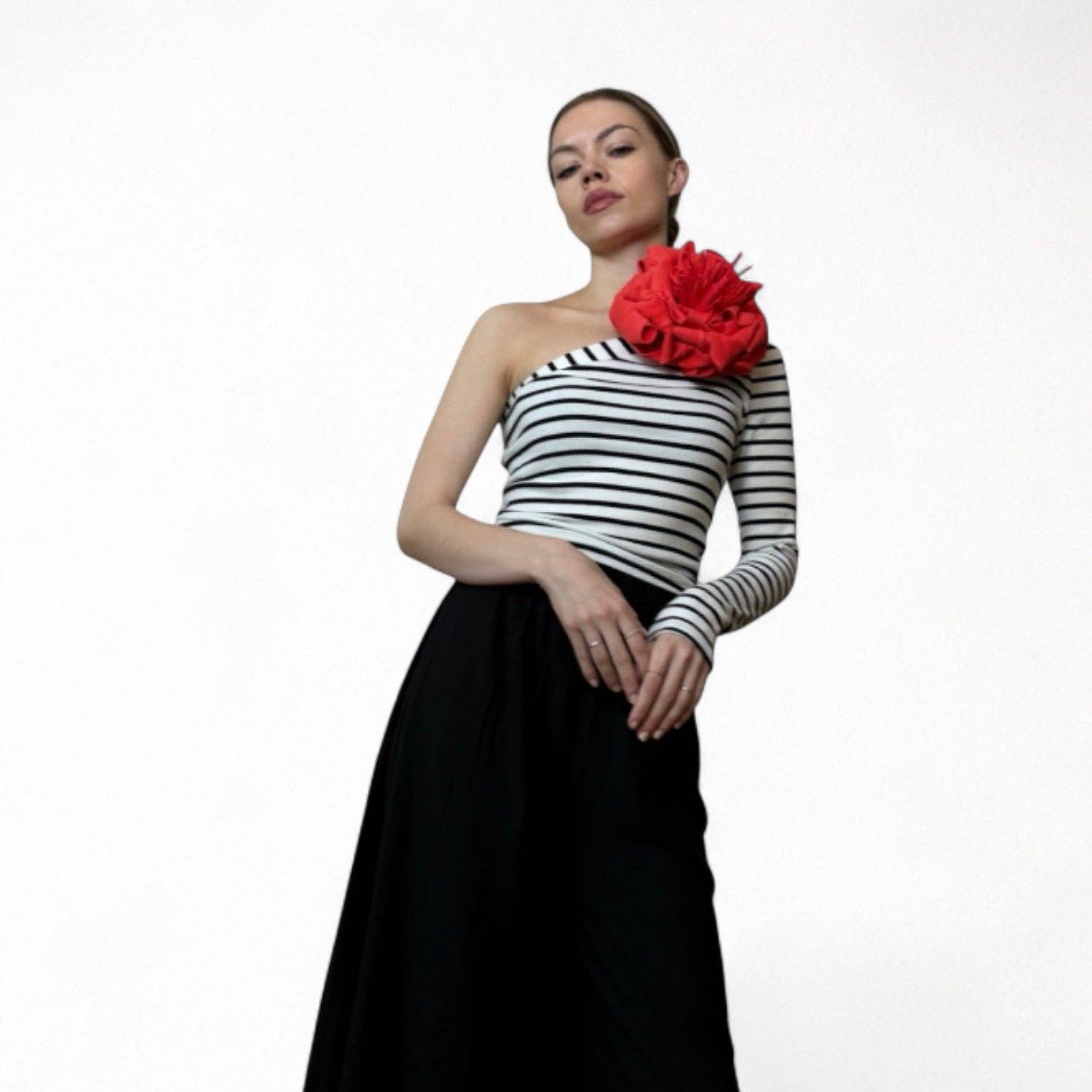 London Atelier Byproduct - Vendita all'ingrosso Camicetta - Donna - Top a righe con una manica e spilla a forma di fiore rosso2