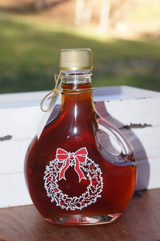 G&W Maple Products - Wholesale Maple syrup - Maple Syrup| Glass Bottle w/ Holiday Wreath
