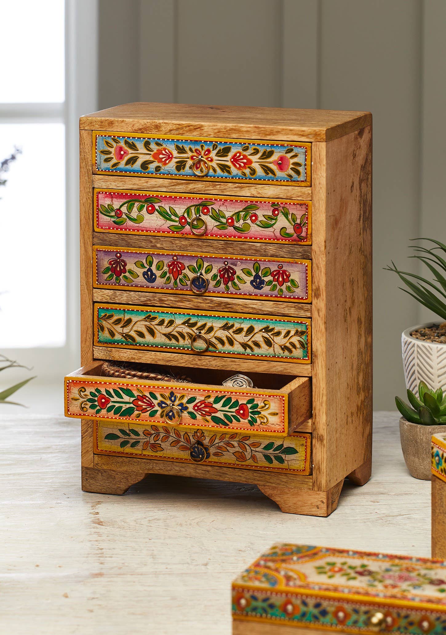 Namaste – Engroshandel Soveværelsesmøbel – Zaha håndmalet mango træ kommode med 6 skuffer2