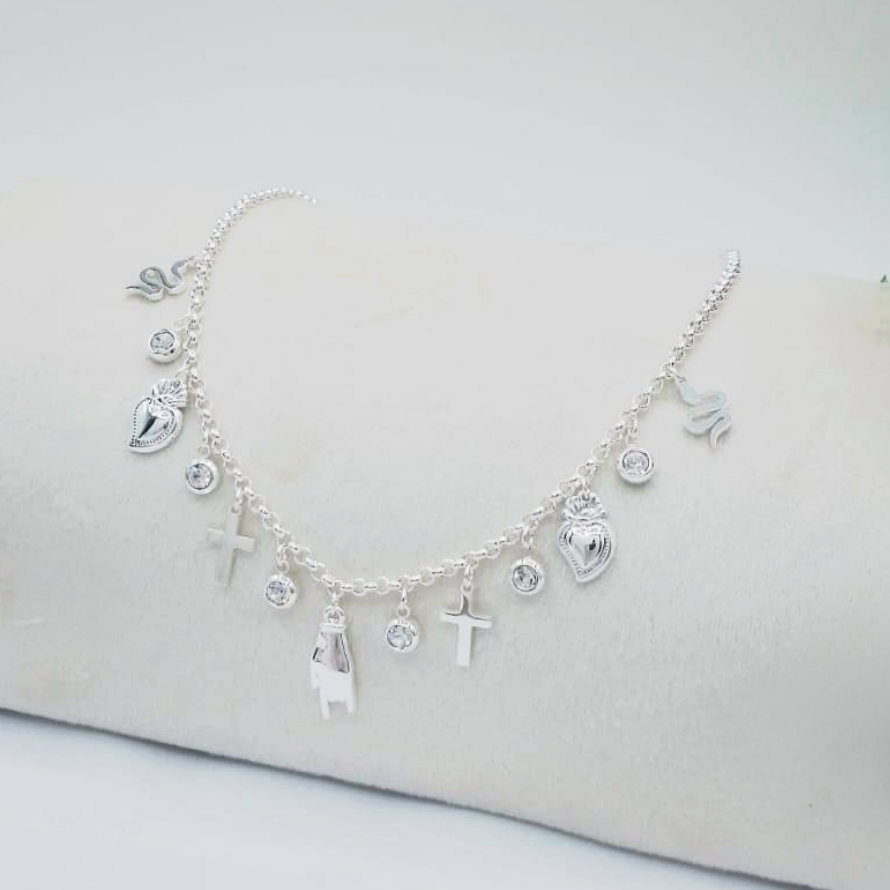 ACCIAIO BAGNATO ARGENTO Colar MEGA LUCKY banho de prata em aço inoxidável com pingentes protetores para venda a revendedores na Faire1