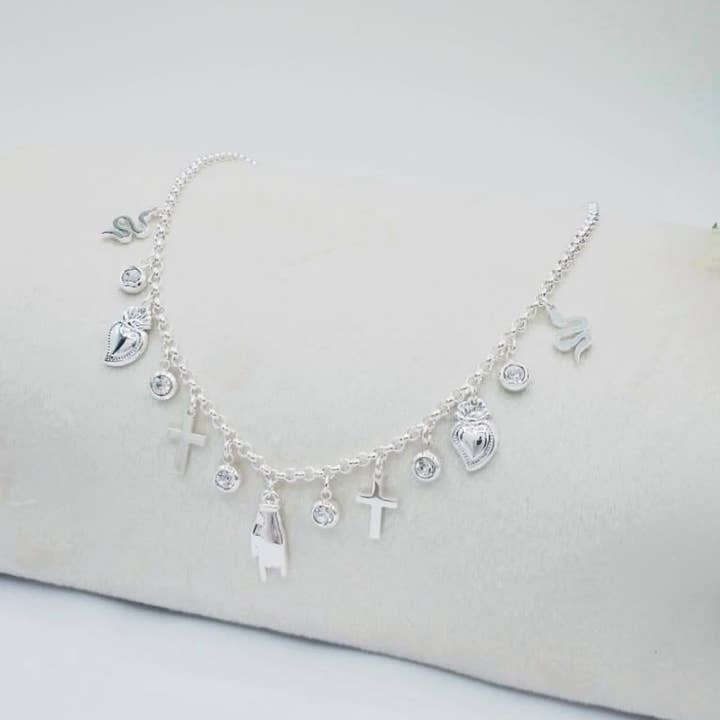 ACCIAIO BAGNATO ARGENTO Colar MEGA LUCKY banho de prata em aço inoxidável com pingentes protetores para venda a revendedores na Faire1