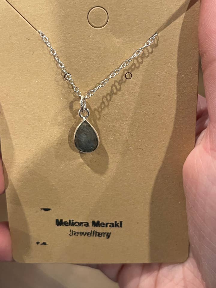 Pendentif labradorite en argent sterling pour la vente par Meliora Meraki Jewellery
