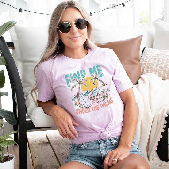Maglietta Grafica da Spiaggia "Incontriamoci Sotto le Palme" per la vendita all'ingrosso da parte di Talking Too Loud Apparel