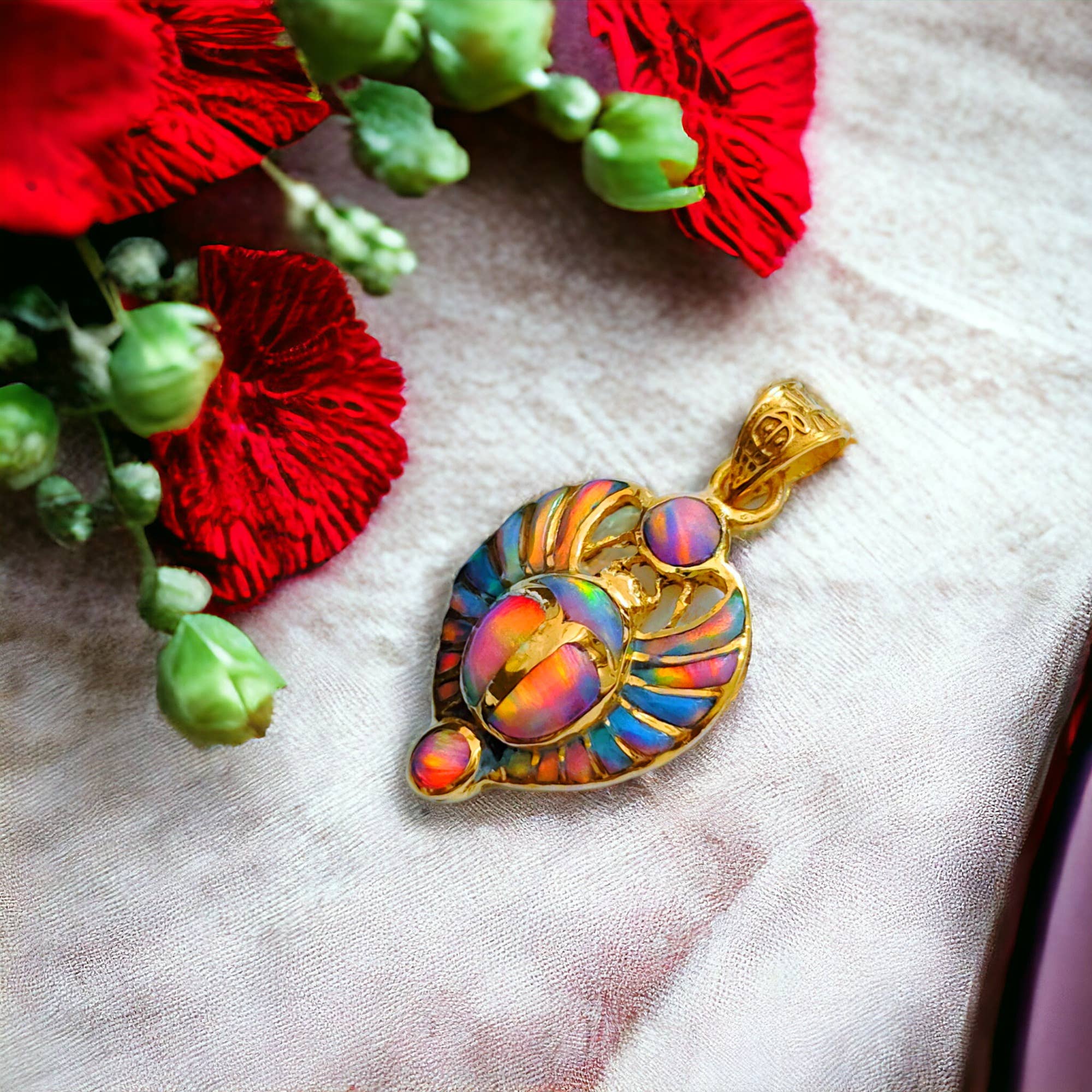 ALADDIN'S LAMP JEWELRY – Großhandel Individueller Charm/Anhänger – Anhänger mit rosafarbenem Opal, königlicher Skarabäus der Wiedergeburt, goldfarben14
