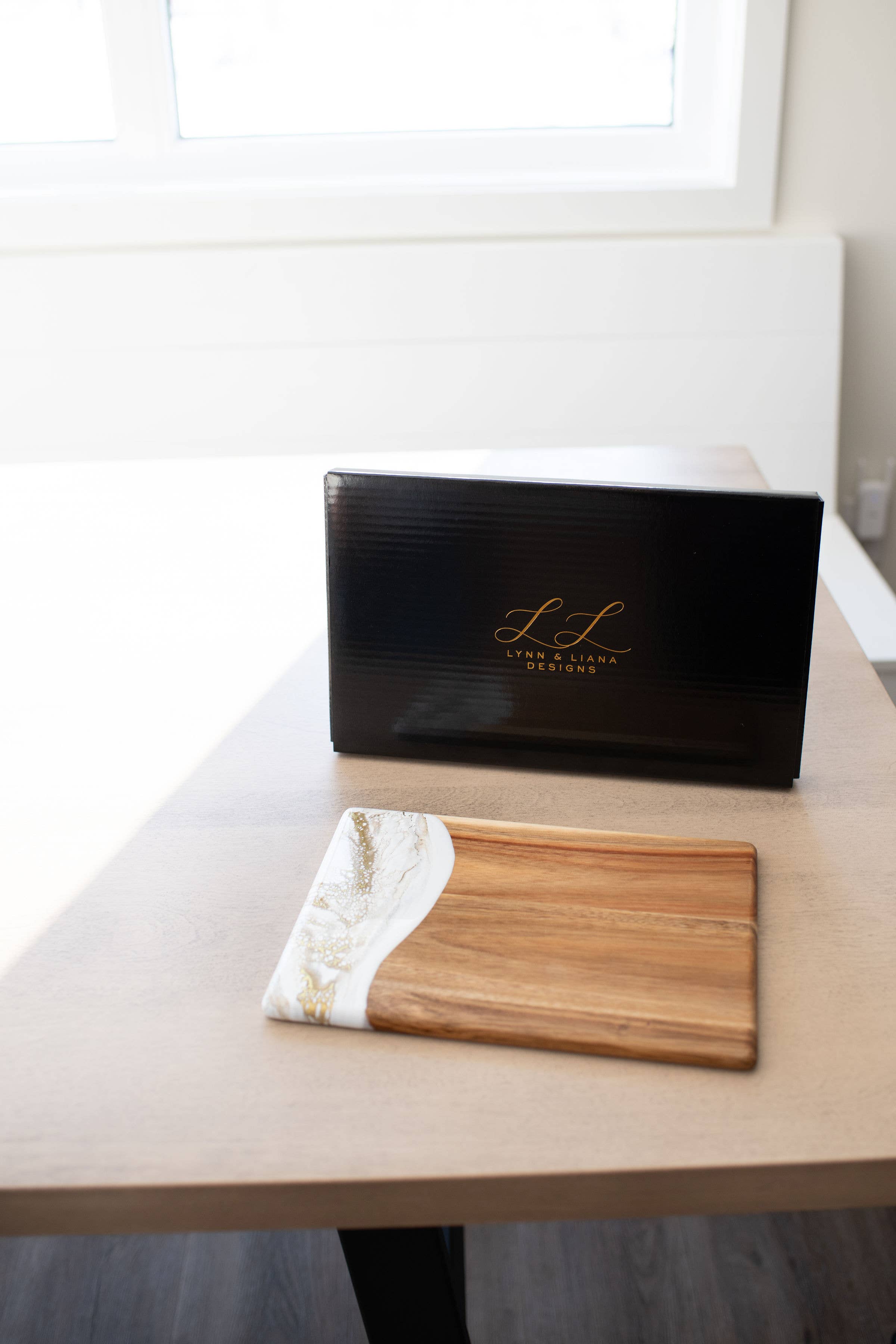 Lynn & Liana Designs - Vendita all'ingrosso Taglieri per formaggio - Tagliere per formaggi e salumi in legno di acacia con resina - No dazi!23