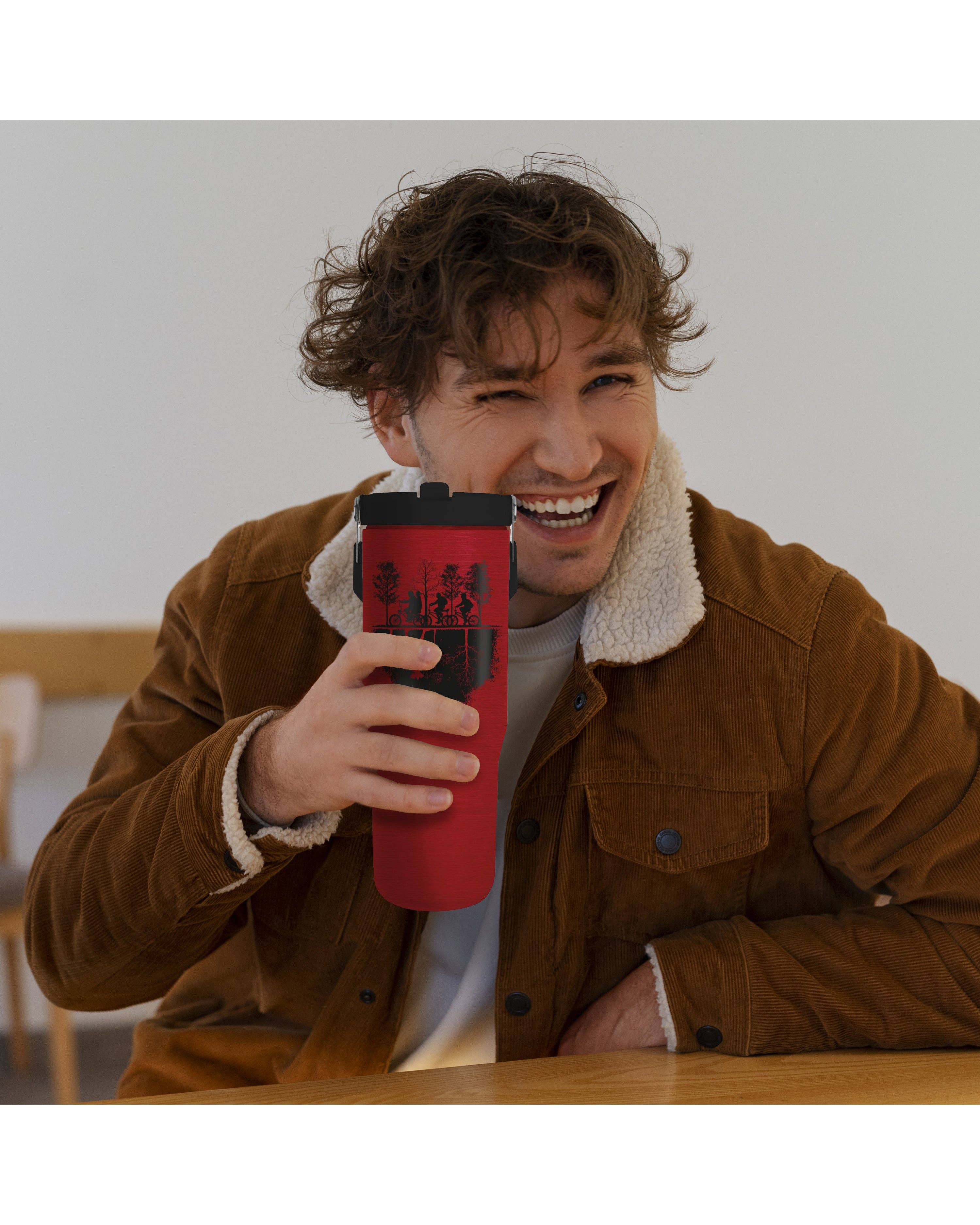 Close Up GmbH – Engroshandel Thermokop – Stranger Things 30oz Tumbler Greb & Flip-sugerør 0,85l1