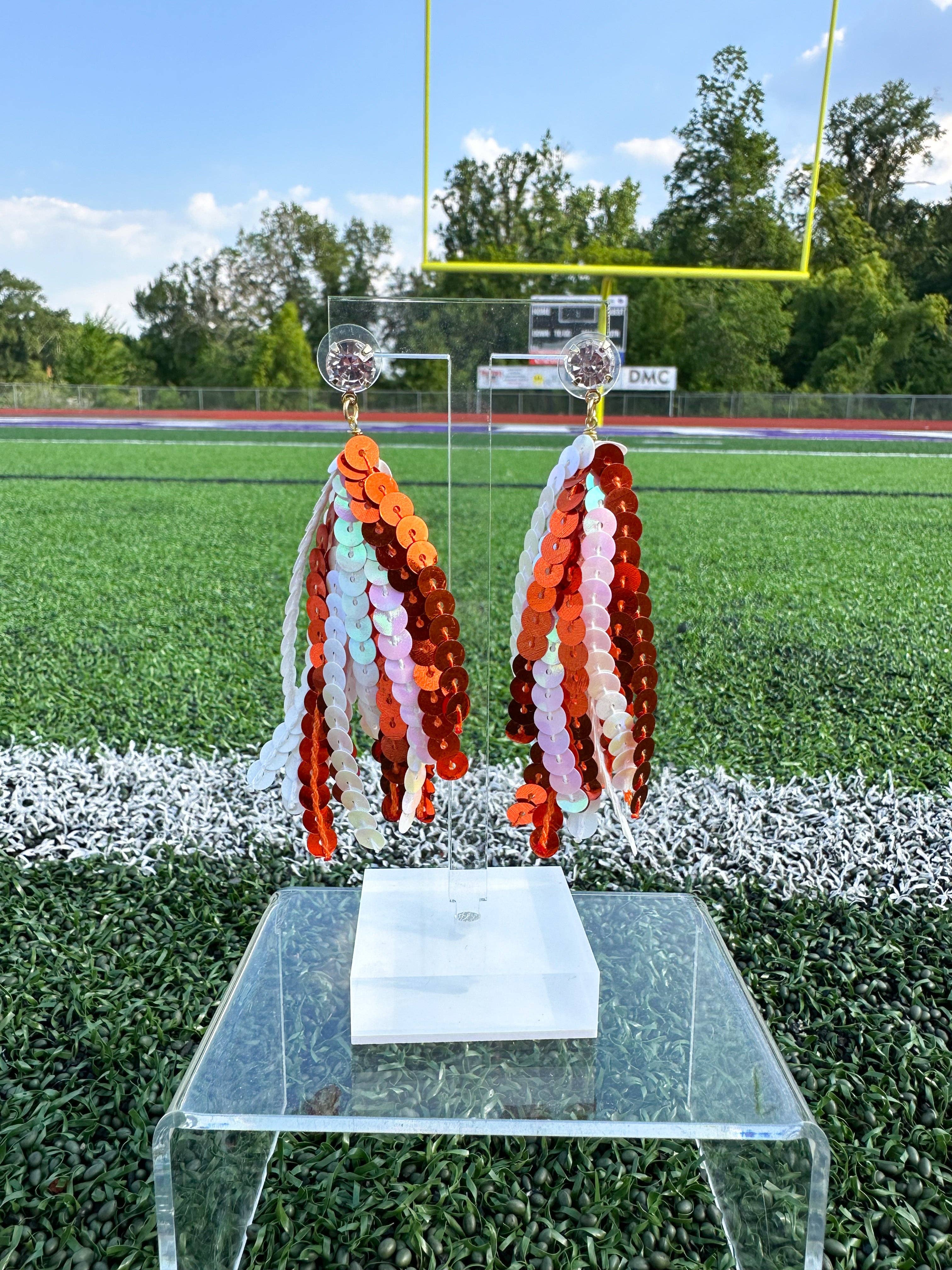 Taylor Shaye Designs – Engroshandel Tassel-øreringe – Orange/hvide paillet kvaster1