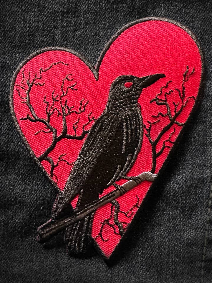 Écusson Lune de sang (Corbeau) pour la vente par Mallory Hart Art