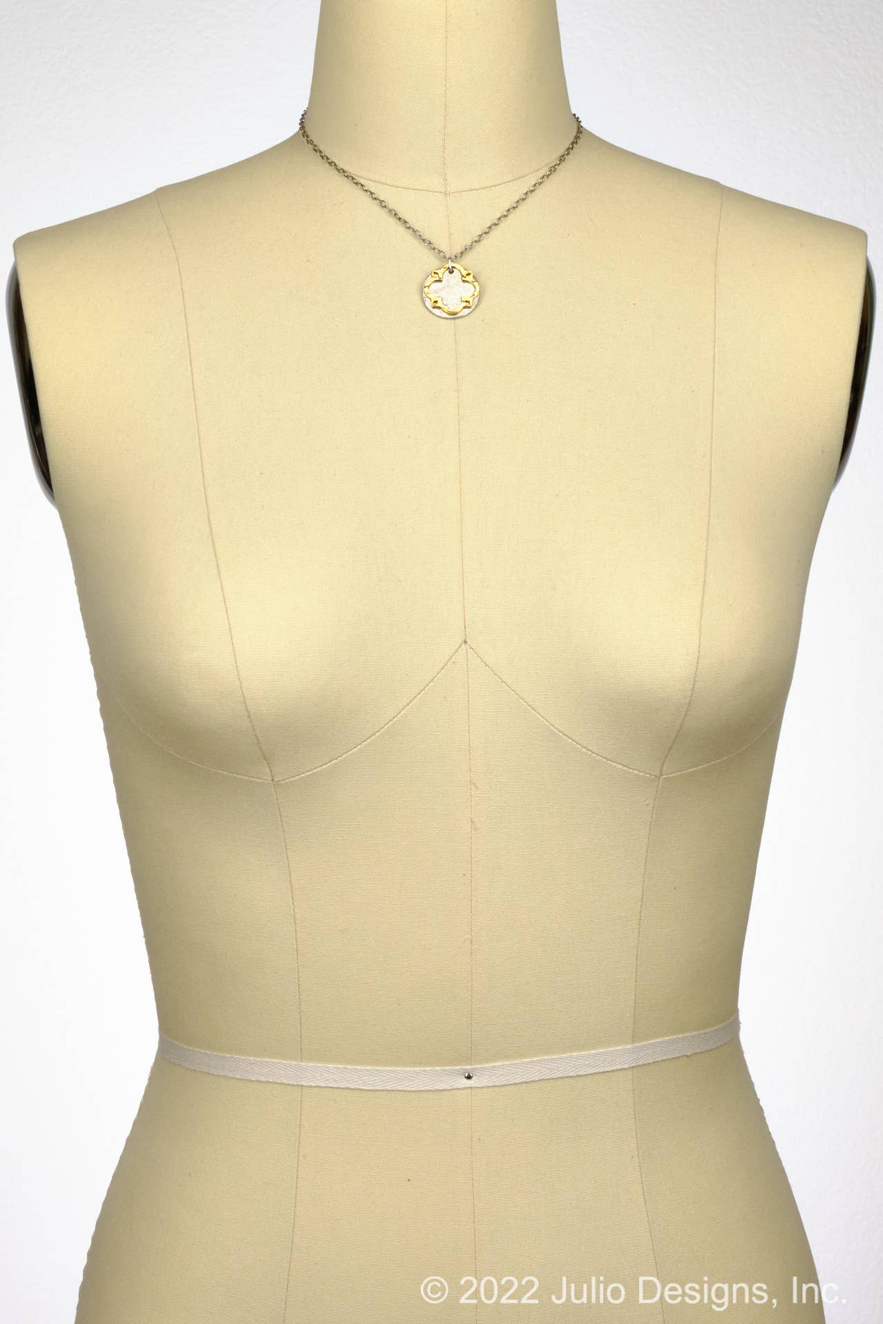 Julio Designs - Venta al por mayor Collares con colgantes/abalorios - Collar decorativo Beaufort con forma de disco martillado y colgante7