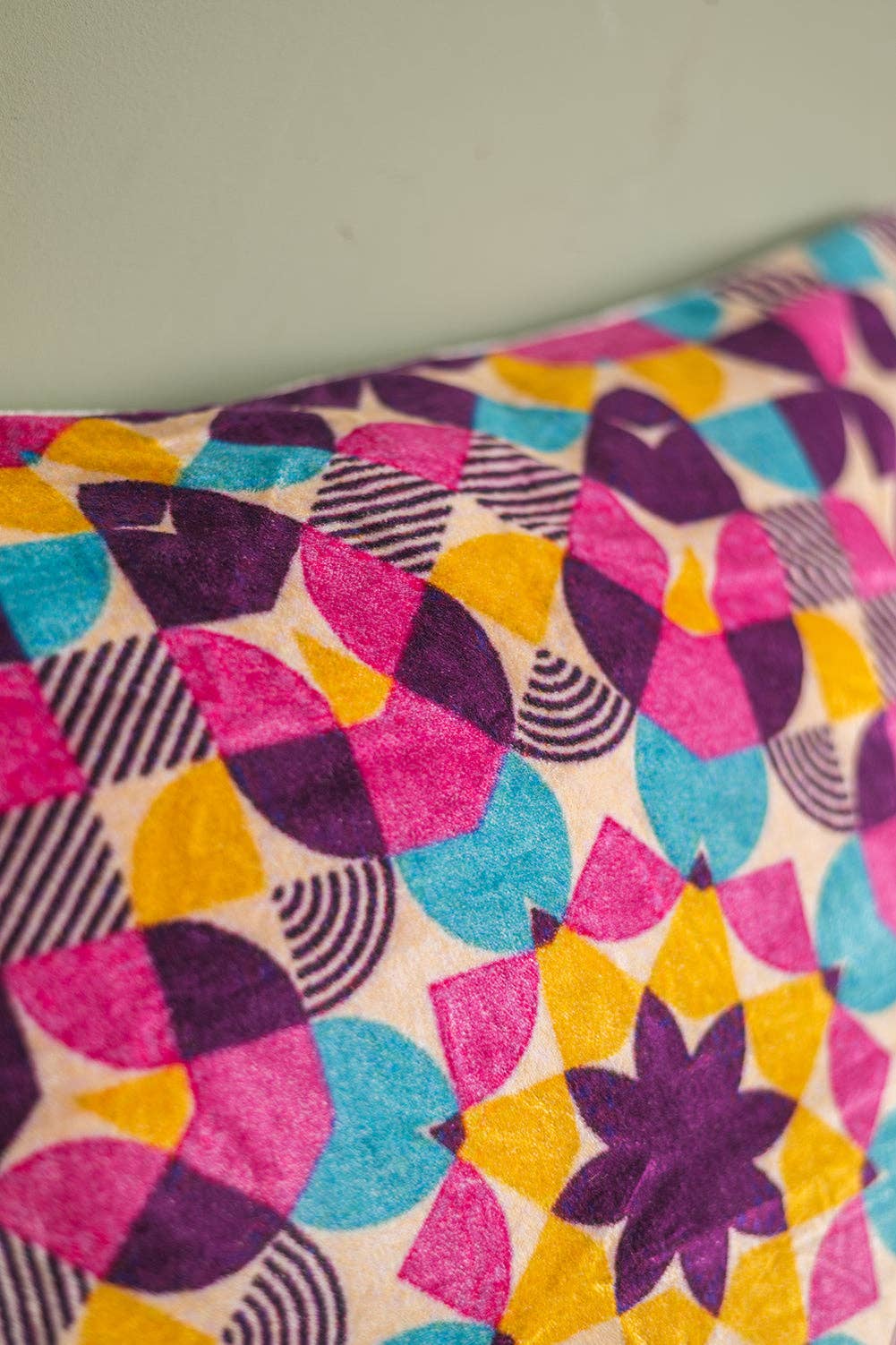 Ian Snow Ltd – wholesale Chair cushion – Suzy Velvet Cushion Cover2