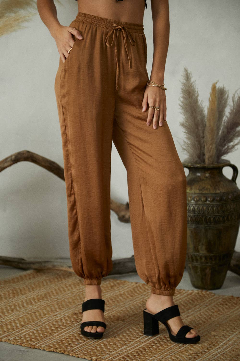 Olive scuro KP5253 Pantaloni sciolti elasticizzati con vita elastica frontale in raso in vendita all'ingrosso su Faire7