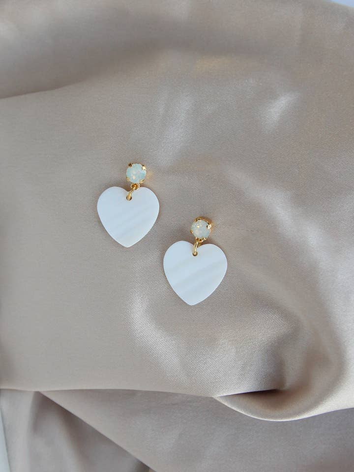 Orecchini pendenti a cuore per la vendita all'ingrosso da parte di TrendingAbove Jewelry