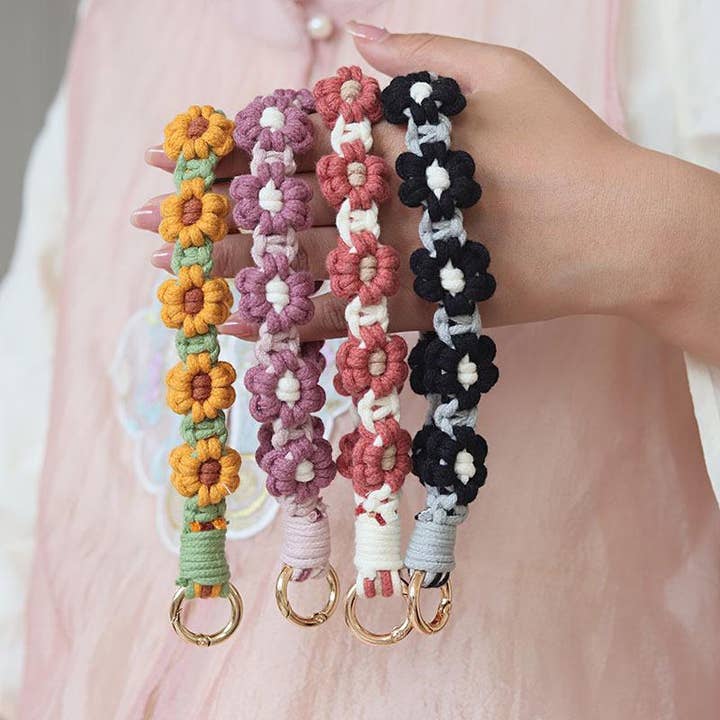 Macrame Boho Flower Polslet Kleurrijke katoenen sleutelhanger met sleutelhanger voor wholesale door Weavey Studio