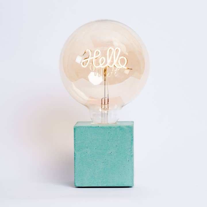 Hello-lampe med turkis betonfod for engroshandel hos Junny