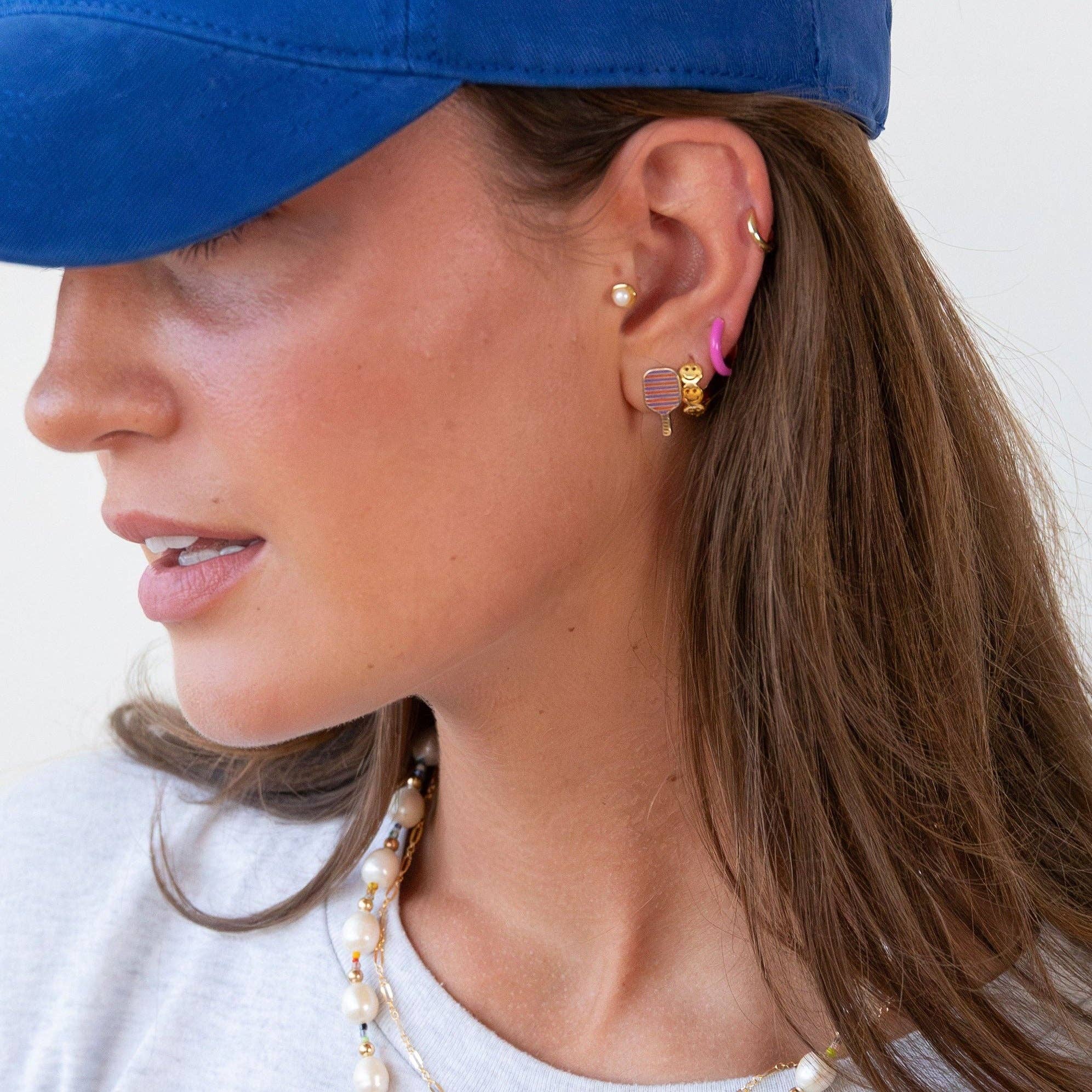 Larissa Loden – Engroshandel Huggie-øreringe – Smiley 14k guldbelagte huggie hoop øreringe1