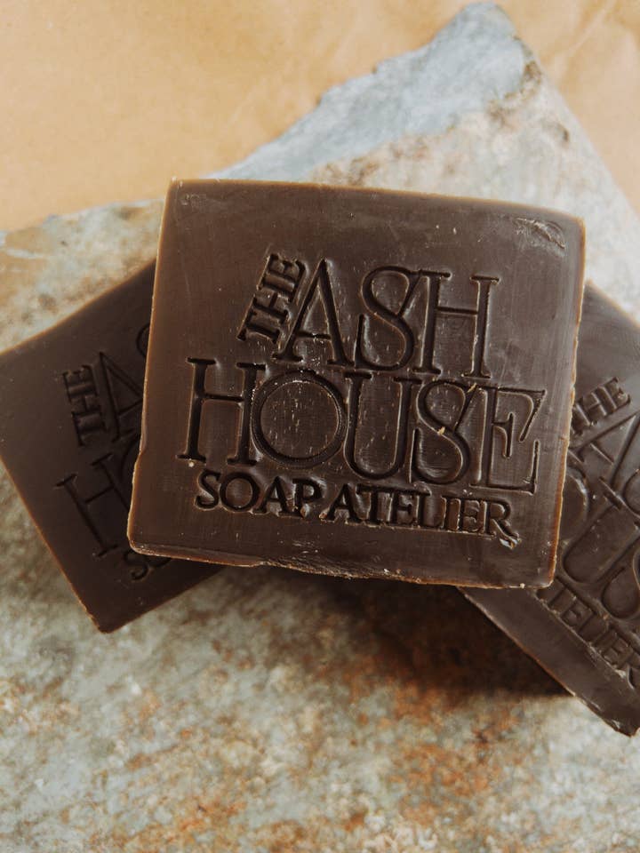 Savon Artisanal Sans Huile de Palme au Goudron de Pin pour la vente par The Ash House Soap Studio