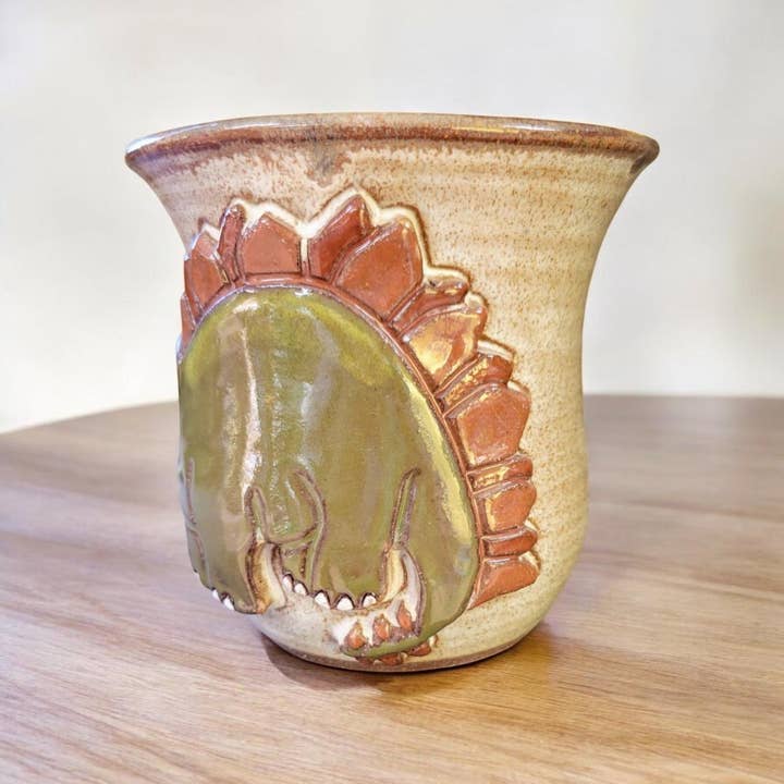 MudWorks Pottery – Großhandel Kaffeebecher – Stegosaurus-Tasse1