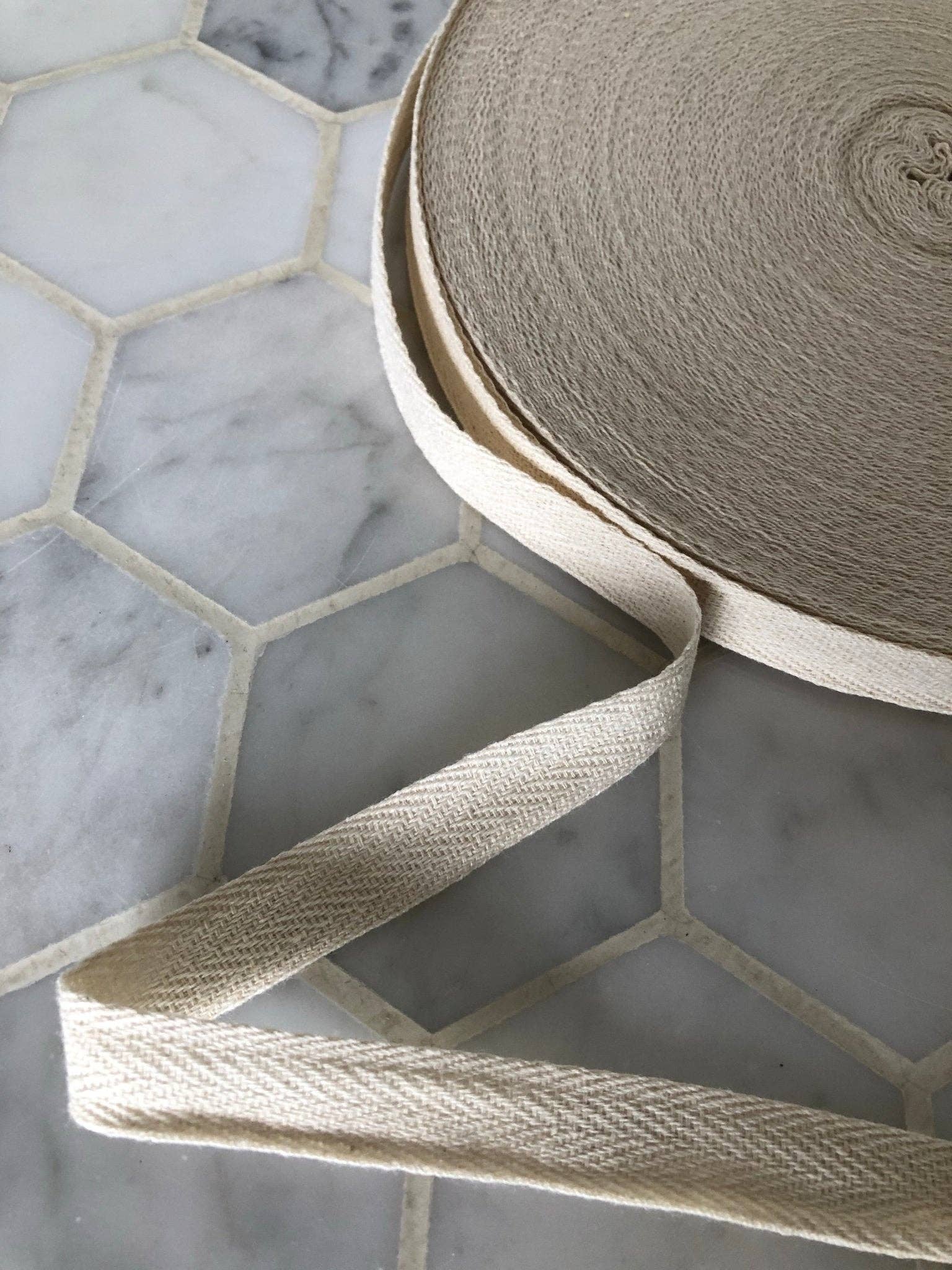 Naturel Ruban en sergé de coton 1/2", vendu par rouleau de 50 yards. Prêt à expédier ! en vente sur Faire