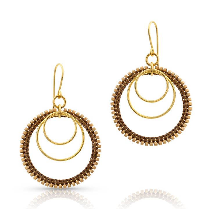 Boucles d'oreilles en bronze à triple anneau en macramé pour la vente par Emma Louise LLC