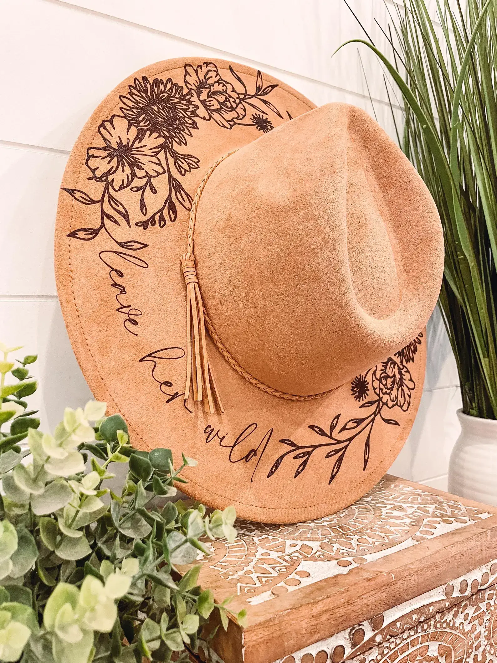 Willie & Dolly Designs - Vente Chapeau en feutre - femme - Chapeau florale gravé ajustable4