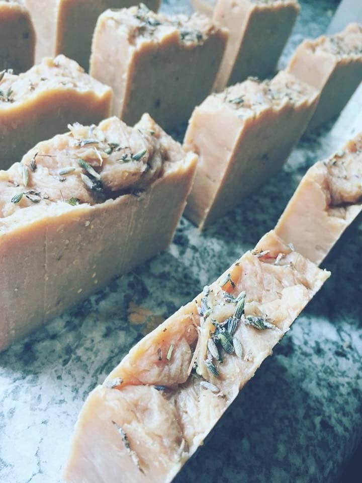 Savon au lait de chèvre à la lavande pour la vente par Freckled Girl Essentials