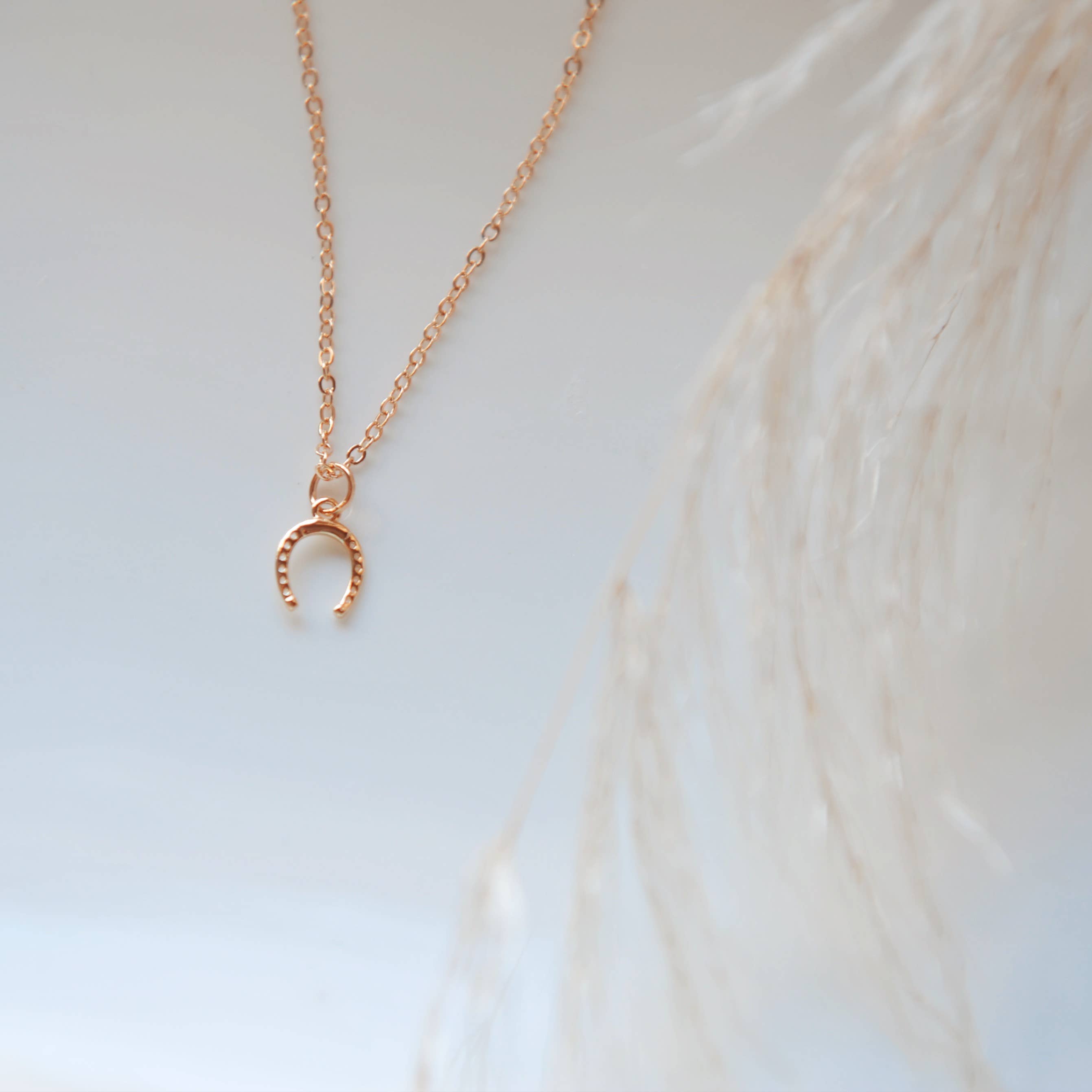 Oh So Lovely – wholesale Hänge-/berlockhalsband – Känsla Lucky Halsband1