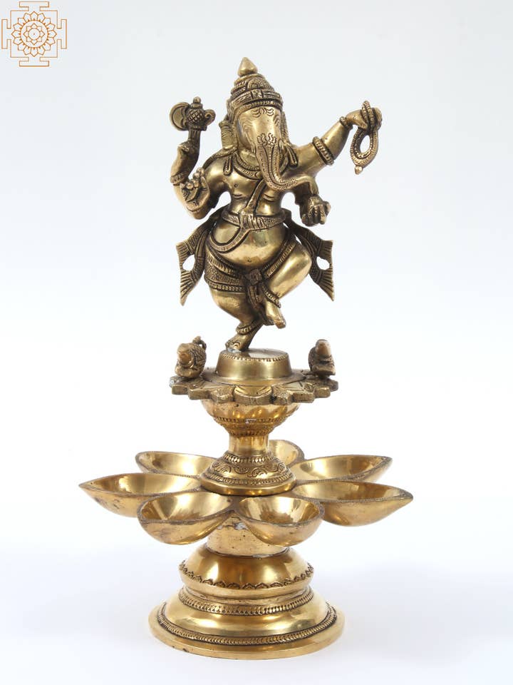 Lampe à huile à sept mèches représentant une statue de Nritya Ganesha en laiton de 12 po pour la vente par Exotic India Art