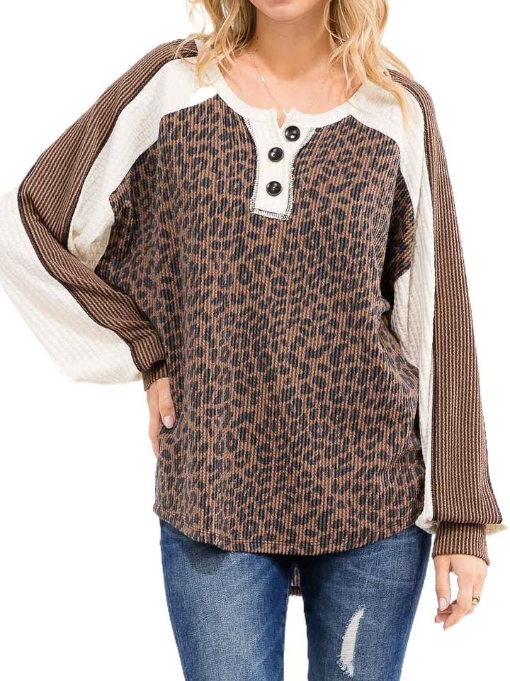 Pullover-top med leopardprint og farveblok samt knaplukning foran for engroshandel hos Vanilla Monkey