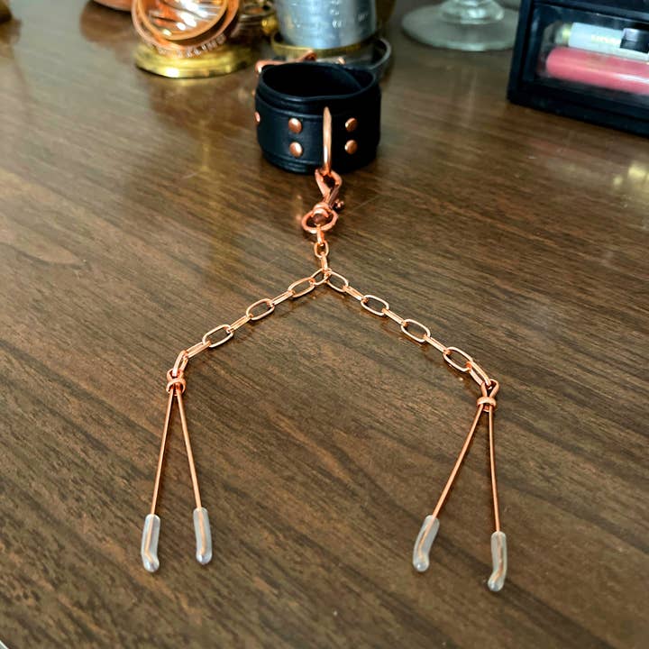 Solo Play Nippelklemmen — zur Befestigung an der Handgelenksmanschette für den Großhandel von Restrained Grace