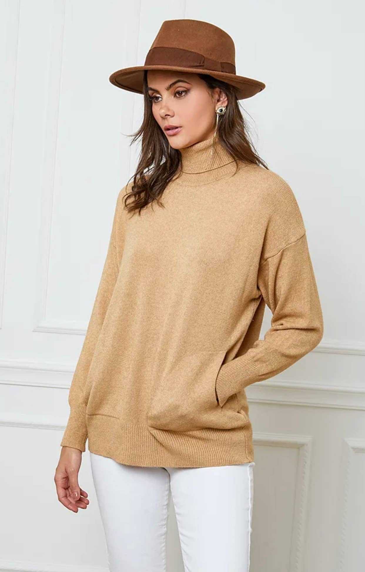 LÉA & LUC – wholesale Knitted jumper – Women′s – Turtleneck sweater with pockets REF. 00307