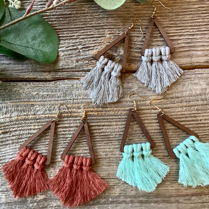 Boucles d'oreilles, boucles d'oreilles boho, boucles d'oreilles à pompons pour la vente par Beautiful Boundaries