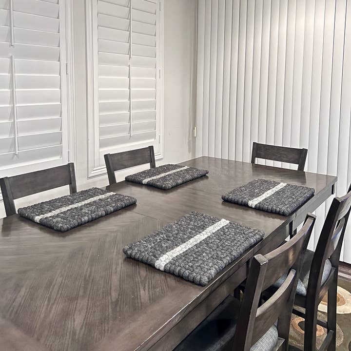 Sets de table modernes en feutre gris charbon. 43x33 cm pour la vente par Feltiful